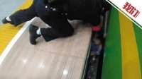 幼童不慎掉入列车与站台间缝隙乘警紧急跪地施救